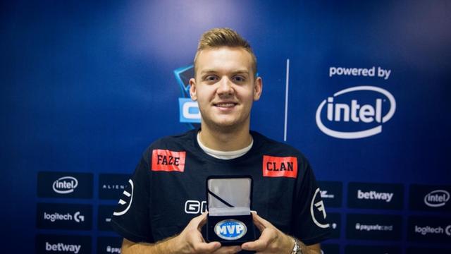 baz 和 kyousuke 在与八名主播的对抗中作弊 — 他们如何赢得 AWP Dragon Lore